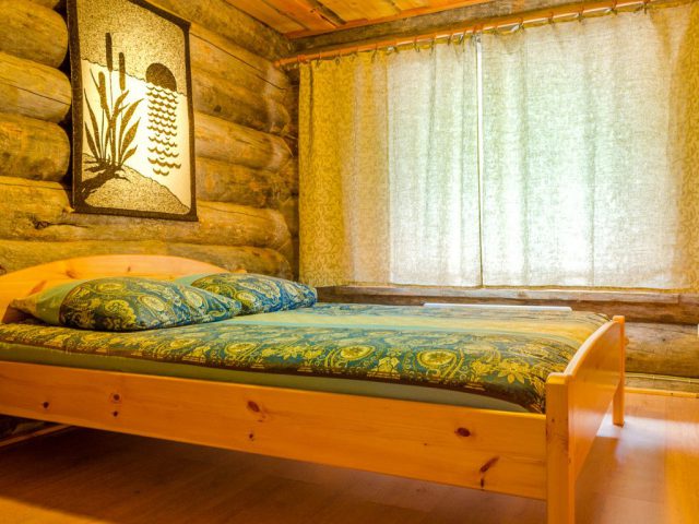 Комната на первом этаже с двухспальной кроватью в коттедже Три богатыря, Малая Медвежка