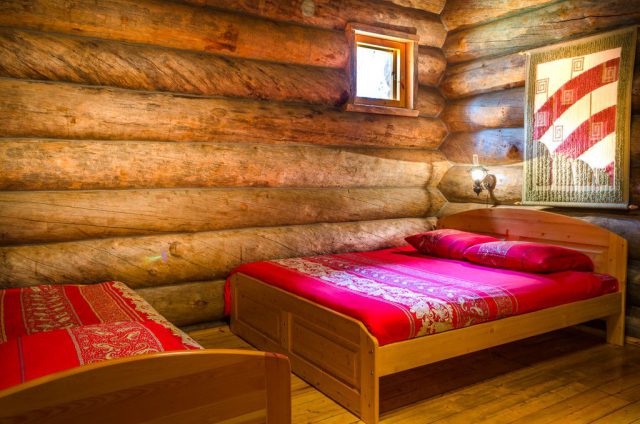 Комната рассчитанная на три спальных места в коттедже Три Медведя, Малая Медвежка
