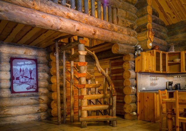 Винтовая деревянная лестница на второй этаж, коттедж Сказка, Малая Медвежка