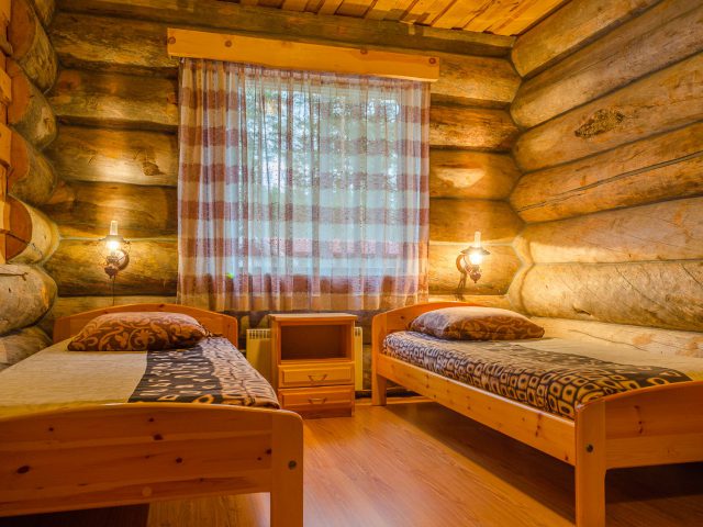 Комната в двумя односпальными кроватями в коттедже Морозко, Малая Медвежка