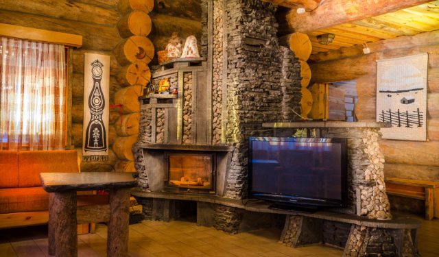 Гостиная с настоящим камином, ТВ и караоке в коттедже Морозко, Малая Медвежка
